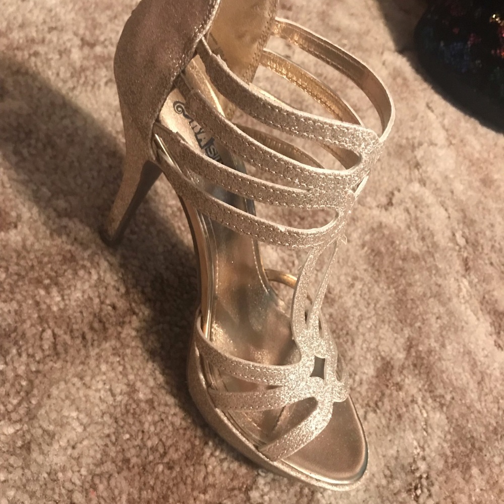 Beautiful Gold Heels! - Picture 3 of 4